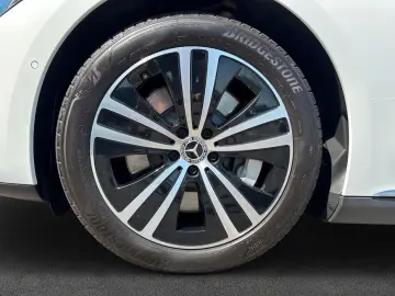 MERCEDES-BENZ EQE 300 Electric Art