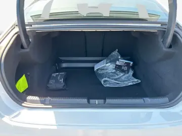 MERCEDES-BENZ EQE 300 Electric Art
