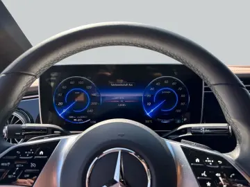 MERCEDES-BENZ EQE 300 Electric Art