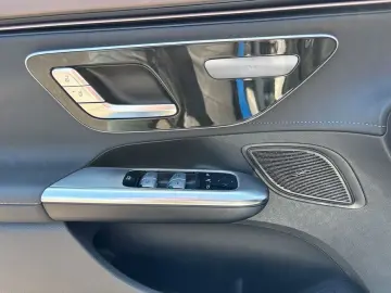 MERCEDES-BENZ EQE 300 Electric Art