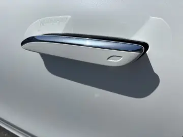 MERCEDES-BENZ EQE 300 Electric Art