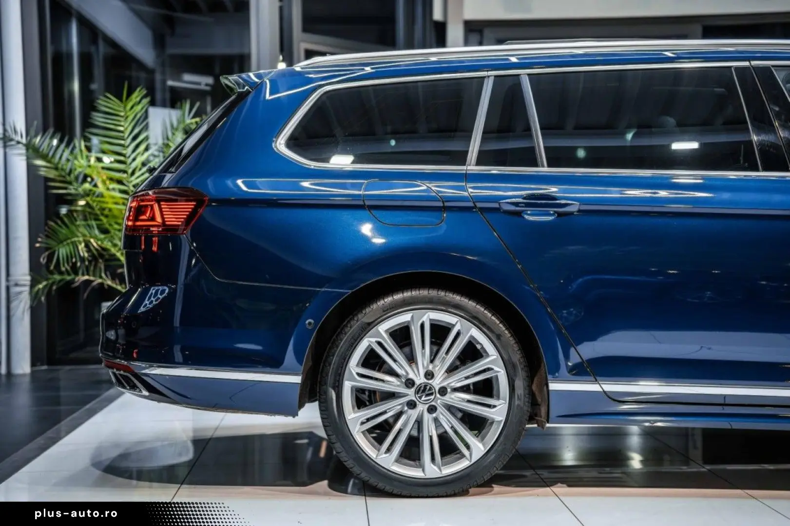 VW Passat 2.0 TDI DSG 2x R-Line STAHZG H&K PANO AHK