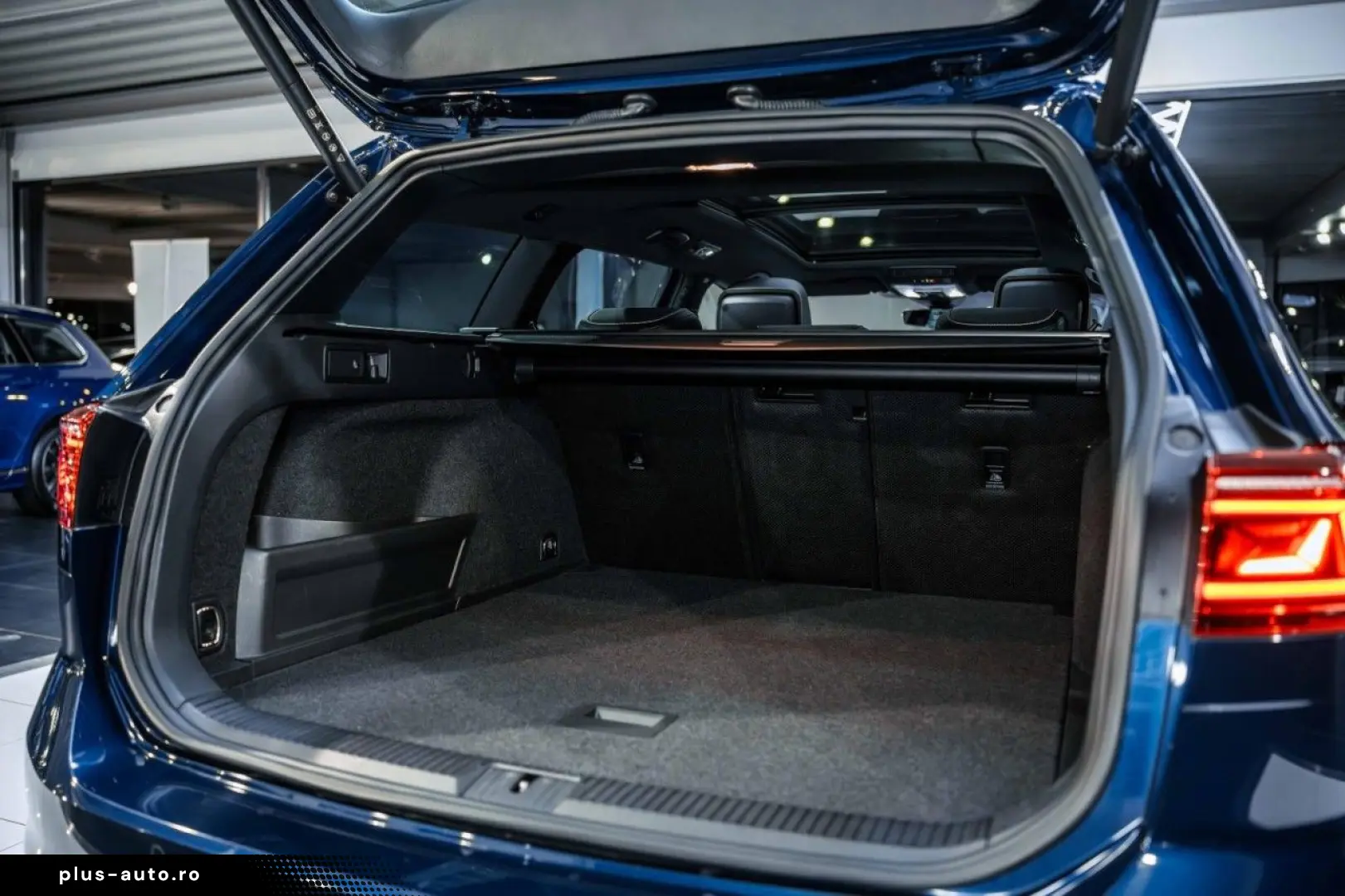 VW Passat 2.0 TDI DSG 2x R-Line STAHZG H&K PANO AHK