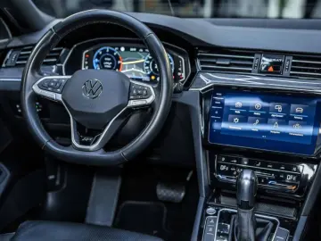 VW Passat 2.0 TDI DSG 2x R-Line STAHZG H&K PANO AHK