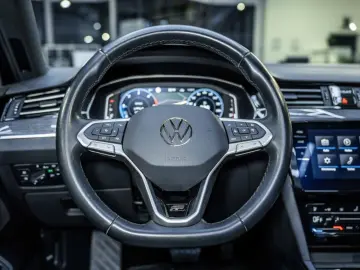 VW Passat 2.0 TDI DSG 2x R-Line STAHZG H&K PANO AHK
