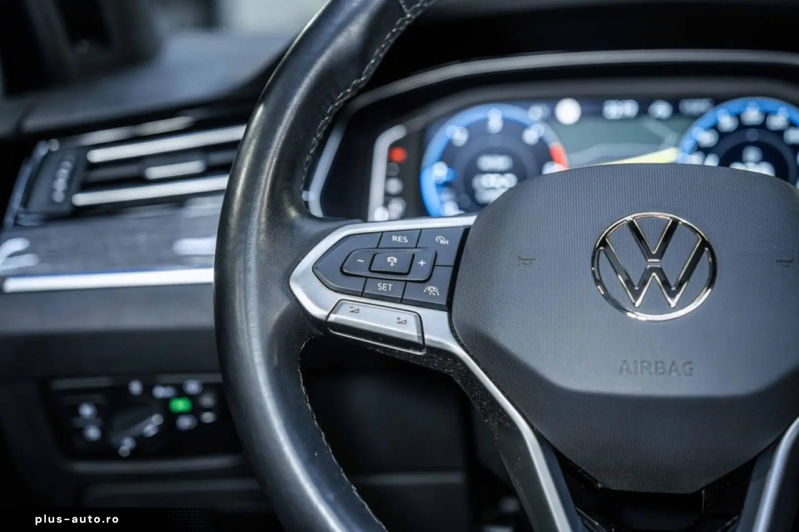 VW Passat 2.0 TDI DSG 2x R-Line STAHZG H&K PANO AHK