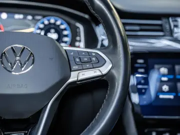 VW Passat 2.0 TDI DSG 2x R-Line STAHZG H&K PANO AHK