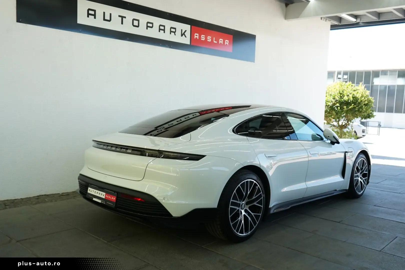 PORSCHE Taycan Lim. SportDesign 3xDisplay Pano 360  18W