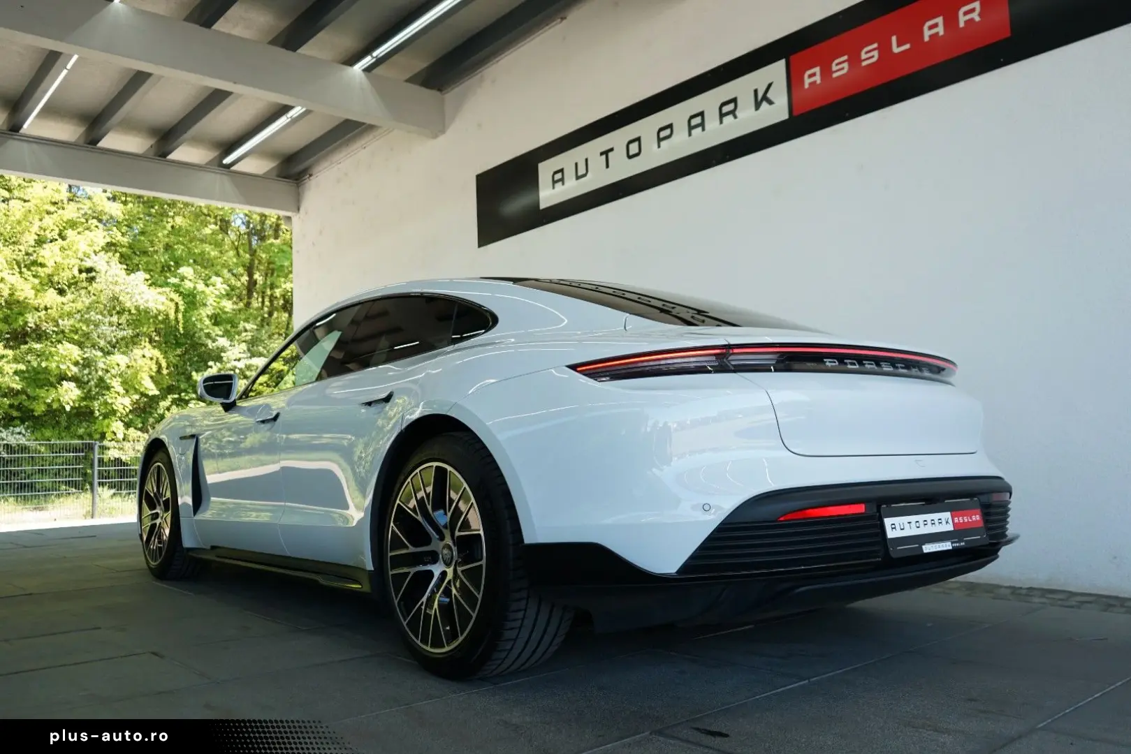 PORSCHE Taycan Lim. SportDesign 3xDisplay Pano 360  18W