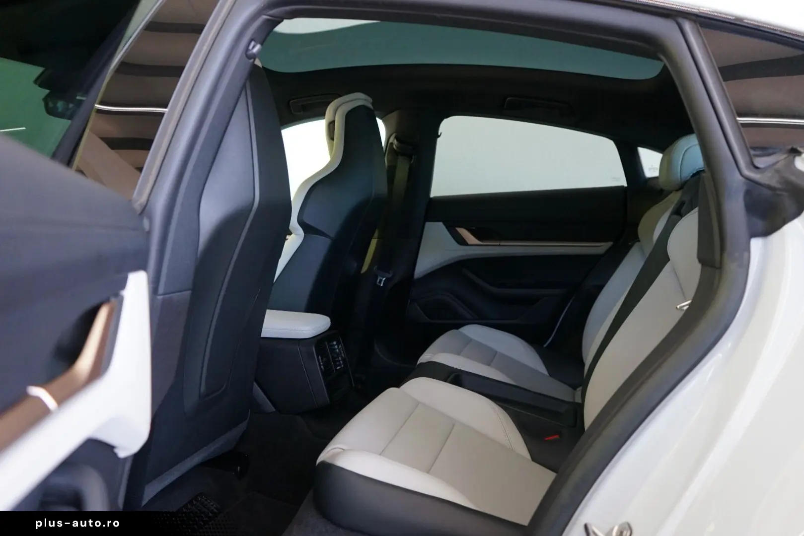PORSCHE Taycan Lim. SportDesign 3xDisplay Pano 360  18W