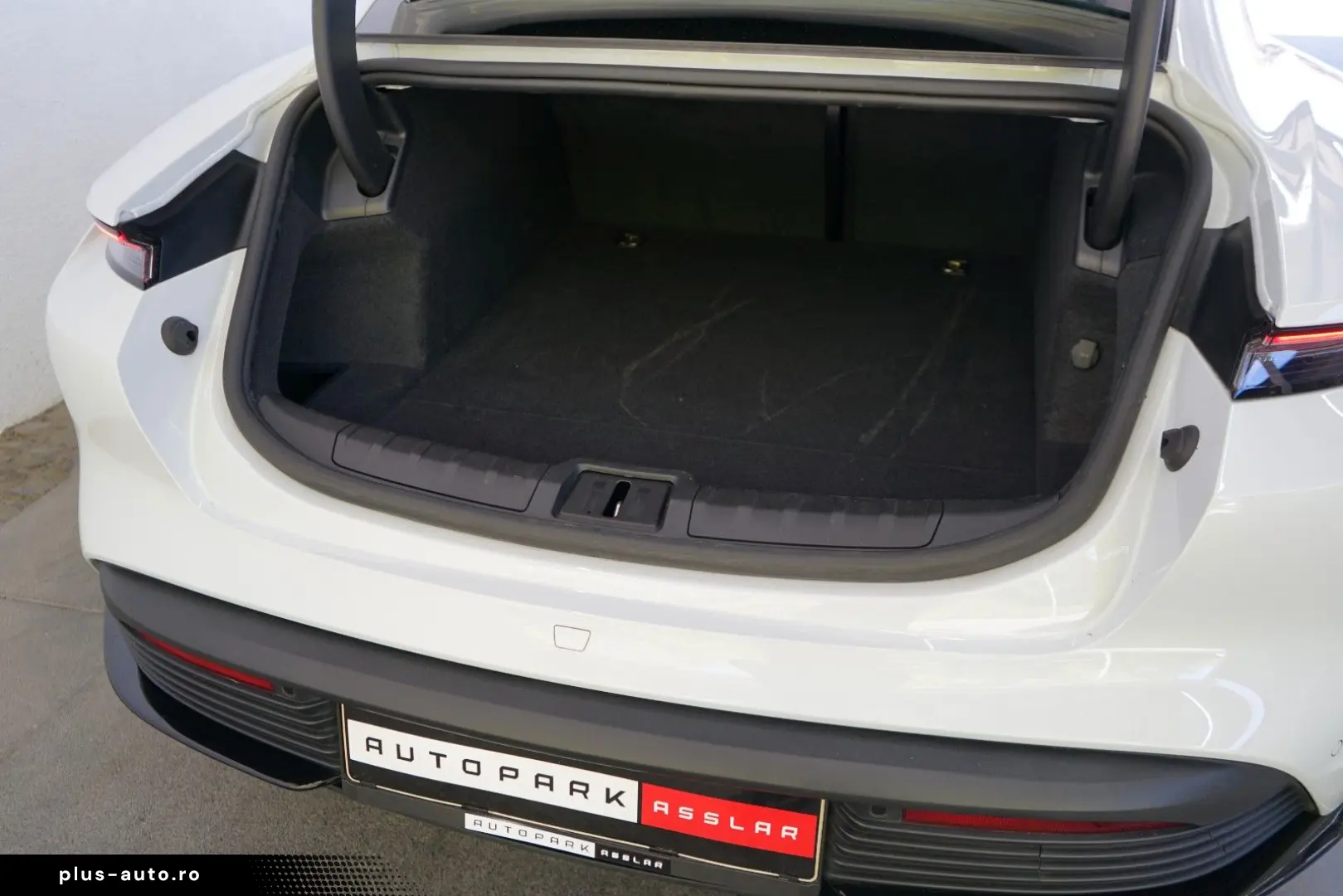 PORSCHE Taycan Lim. SportDesign 3xDisplay Pano 360  18W