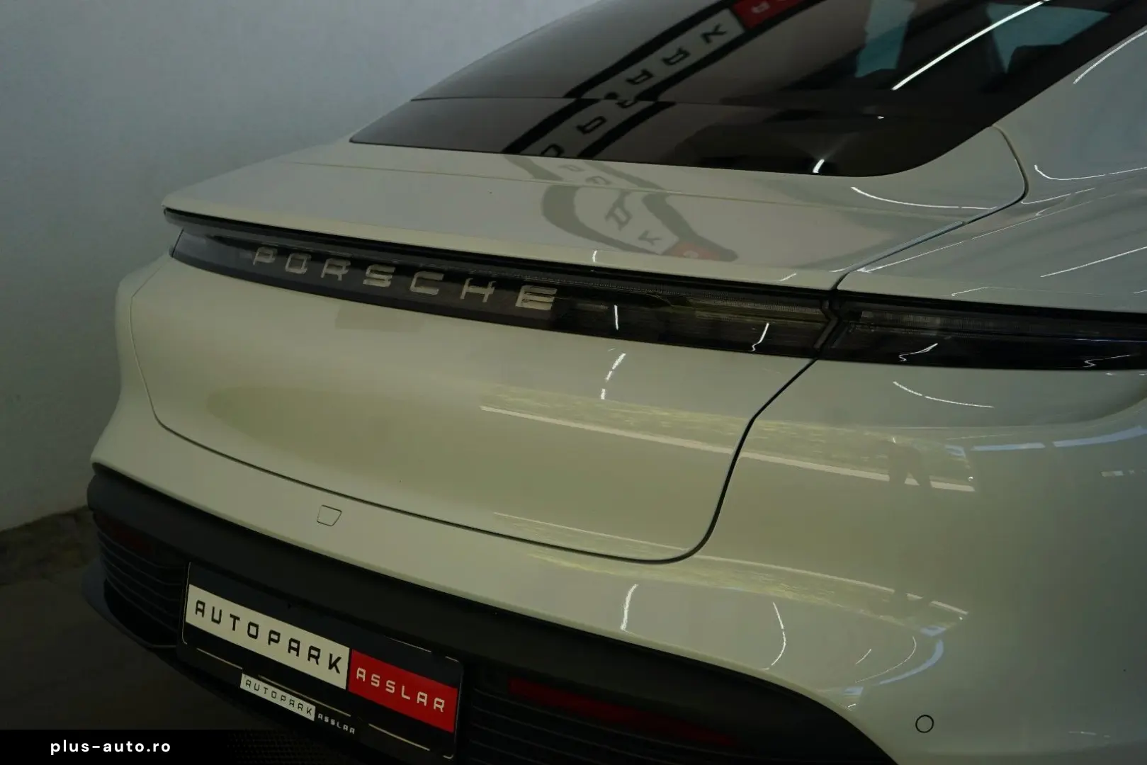 PORSCHE Taycan Lim. SportDesign 3xDisplay Pano 360  18W