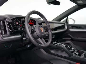 PORSCHE Cayenne Coupe E-Hybrid Kreide MY25 SpAbgas 22z