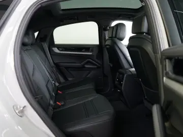 PORSCHE Cayenne Coupe E-Hybrid Kreide MY25 SpAbgas 22z