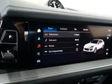 PORSCHE Cayenne Coupe E-Hybrid Kreide MY25 SpAbgas 22z