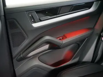 PORSCHE Cayenne Coupe E-Hybrid Kreide MY25 SpAbgas 22z