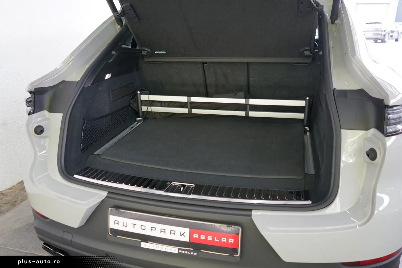 PORSCHE Cayenne Coupe E-Hybrid Kreide MY25 SpAbgas 22z