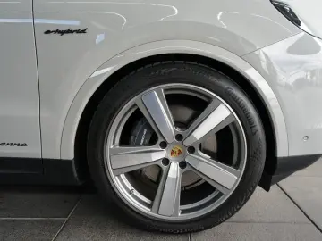 PORSCHE Cayenne Coupe E-Hybrid Kreide MY25 SpAbgas 22z