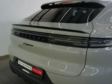 PORSCHE Cayenne Coupe E-Hybrid Kreide MY25 SpAbgas 22z
