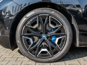 BMW iX xDrive40 Sportpaket AHK Soft-Close Panorama-G