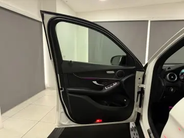 MERCEDES-BENZ GLC 300 4M AMG-LINE PANO NIGHT DIGITAL…