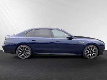 BMW M760e xDrive Inkl. € 1.190 Zubehörbonus TV-Fond-