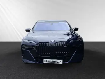 BMW M760e xDrive Inkl. € 1.190 Zubehörbonus TV-Fond-