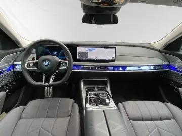 BMW M760e xDrive Inkl. € 1.190 Zubehörbonus TV-Fond-