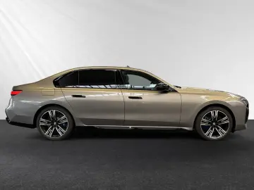 BMW M760e xDrive Inkl. € 1.190 Zubehörbonus AHK B&WD