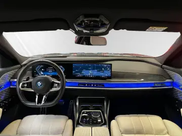 BMW M760e xDrive Inkl. € 1.190 Zubehörbonus AHK B&WD
