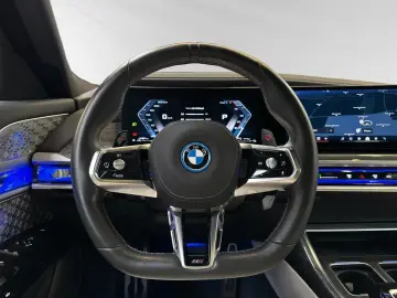 BMW M760e xDrive Inkl. € 1.190 Zubehörbonus AHK B&WD