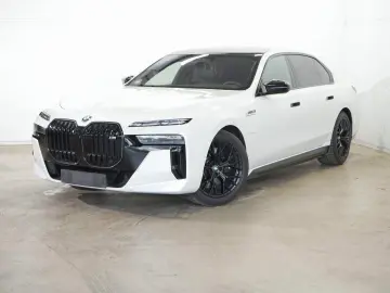 BMW M760e xDrive  Lounge Seating  Fond-Entertainment