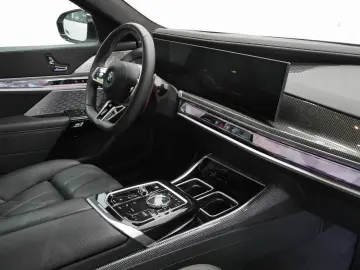 BMW M760e xDrive  Lounge Seating  Fond-Entertainment