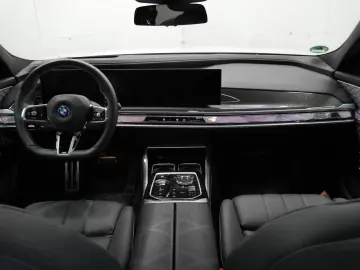 BMW M760e xDrive  Lounge Seating  Fond-Entertainment