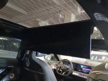 BMW M760e xDrive  Lounge Seating  Fond-Entertainment