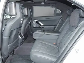 BMW M760e xDrive  Lounge Seating  Fond-Entertainment