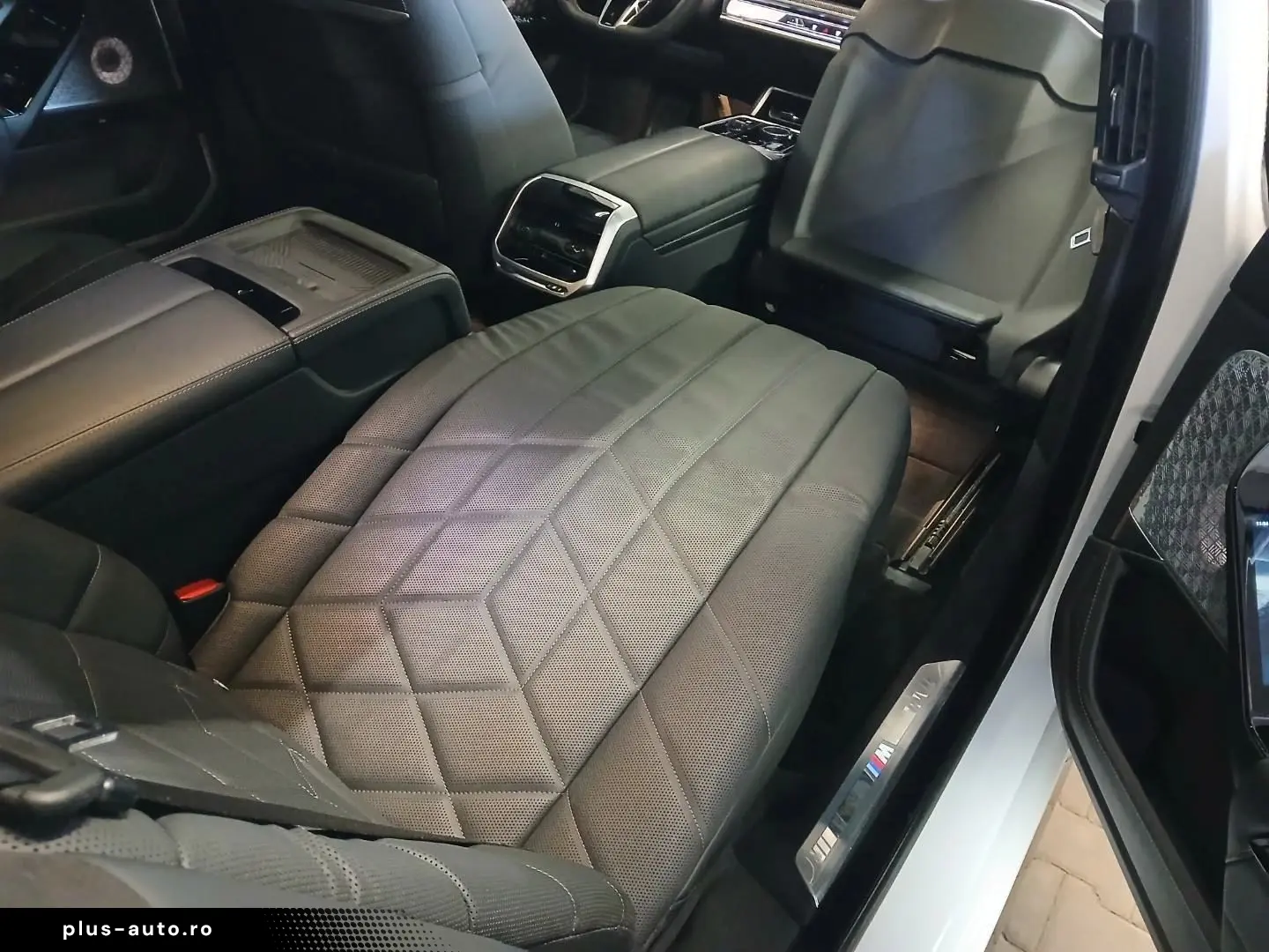 BMW M760e xDrive  Lounge Seating  Fond-Entertainment