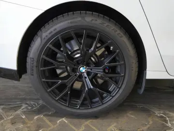 BMW M760e xDrive  Lounge Seating  Fond-Entertainment