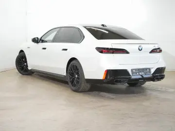BMW M760e xDrive  Lounge Seating  Fond-Entertainment