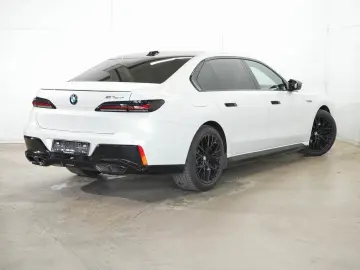 BMW M760e xDrive  Lounge Seating  Fond-Entertainment