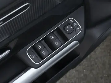 MERCEDES-BENZ EQA 250 AMG-Sport Pano Night HUD Totw …