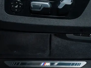 BMW XM 4.4 Label Red B&W ACC HUD Vent Sitze 1-500