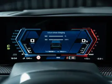 BMW XM 4.4 Label Red B&W ACC HUD Vent Sitze 1-500