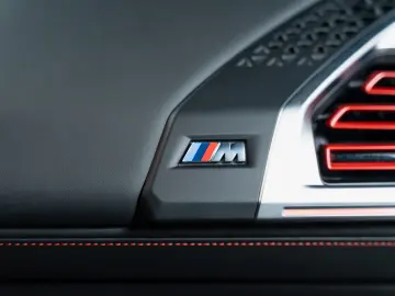 BMW XM 4.4 Label Red B&W ACC HUD Vent Sitze 1-500