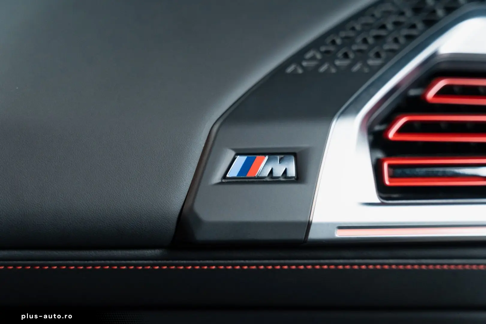 BMW XM 4.4 Label Red B&W ACC HUD Vent Sitze 1-500