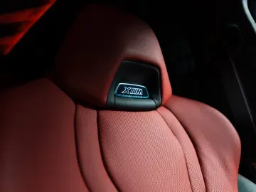BMW XM 4.4 Label Red B&W ACC HUD Vent Sitze 1-500