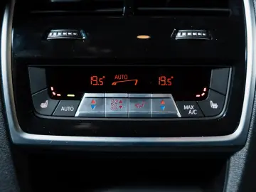 BMW XM 4.4 Label Red B&W ACC HUD Vent Sitze 1-500