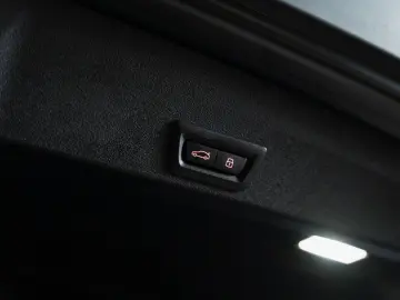 BMW XM 4.4 Label Red B&W ACC HUD Vent Sitze 1-500
