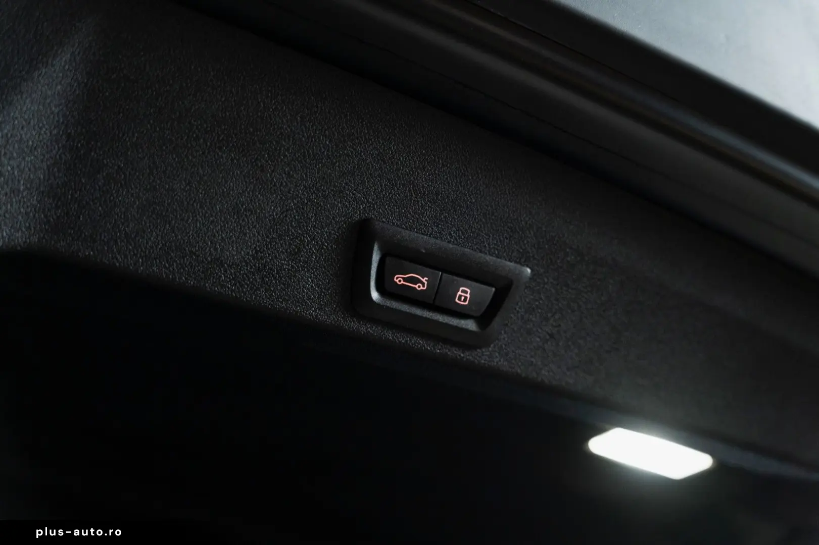 BMW XM 4.4 Label Red B&W ACC HUD Vent Sitze 1-500