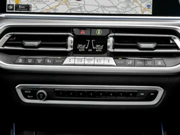 BMW X5 xDrive45e xLine HUD PANO AHK NAVI LED Laser